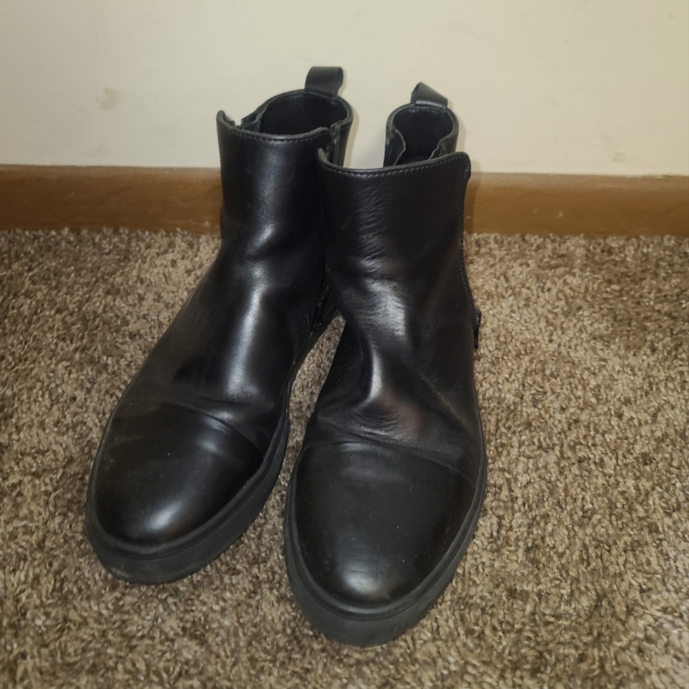 HOOD Portugal Leather Waterproof Ankle Boots – Women’s 9